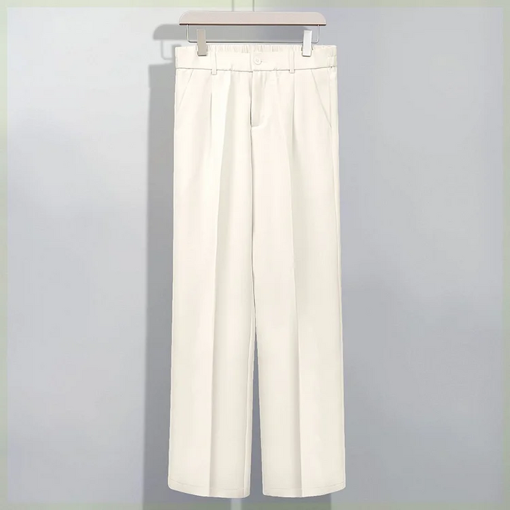 Beige eleganta herrbyxor i sidenstil, idealiska för en smart casual look. Bekväma och stilrena.