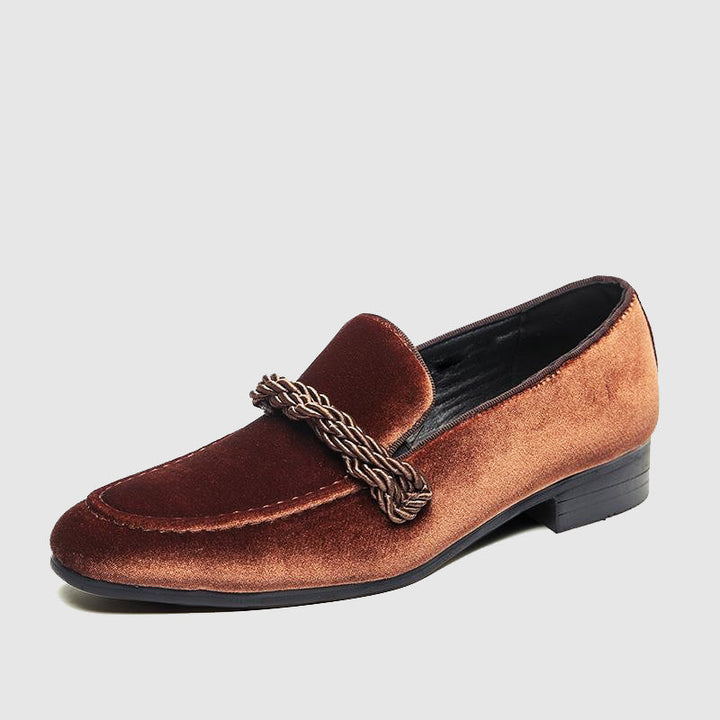 Klassiska herrloafers i tidlös design, erbjuder både stil och komfort. Ett måste för den moderna garderoben.