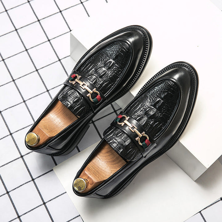 Stilfulla bruna loafers för män, slip-on modell med elegant design. Idealiska mode skor för olika tillfällen.