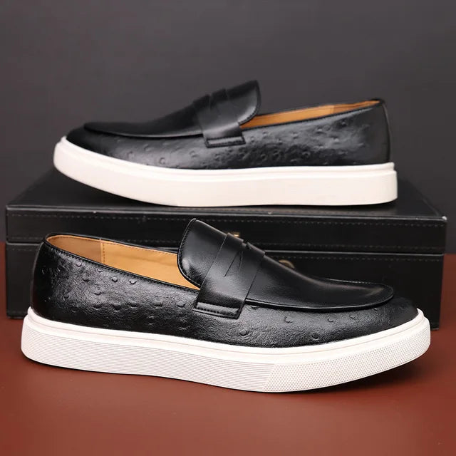 Svarta herrloafers med munkspänne. Tidlösa eleganta skor i klassisk slip-on modell för män.