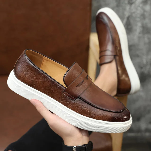 Stilrena herrloafers med brunt läder och praktiskt munkspänne. Perfekta vardagsskor och formella skor för män.