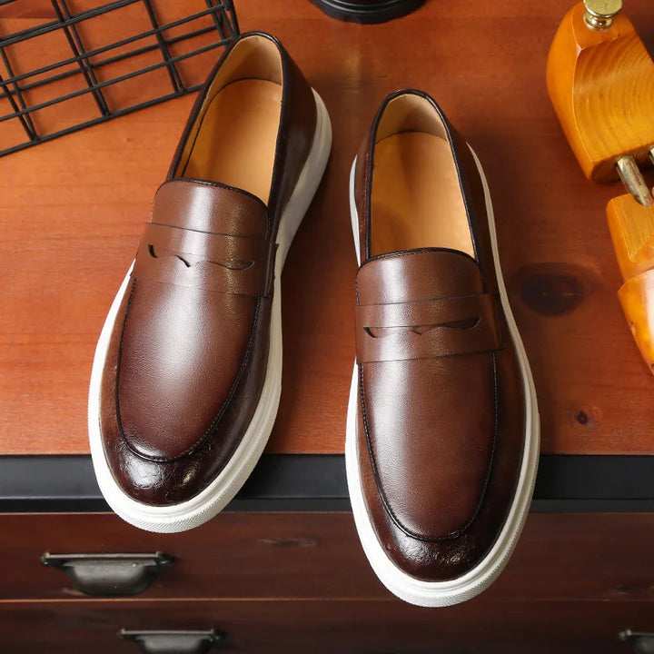 Klassiska herrloafers med munkspänne. Tidlösa bruna eller svarta eleganta skor som passar alla män.