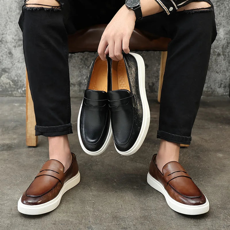 Sofistikerade herrloafers med munkspänne i läder. Eleganta slip-on skor för en stilsäker look för män.