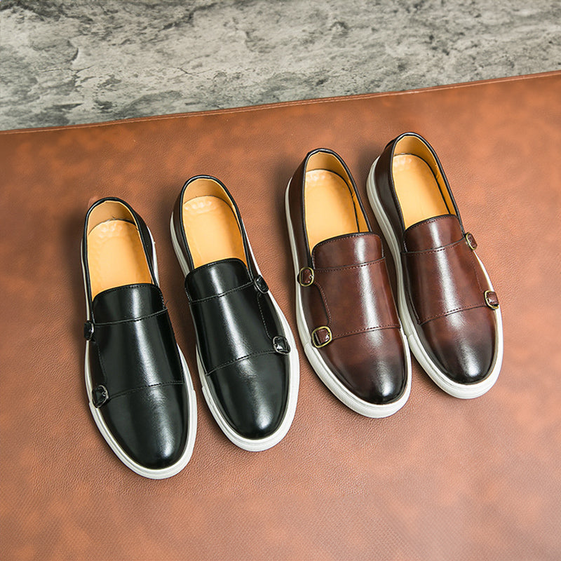 Stilrena loafers med dubbla spännen. Klassiska herrskor, bekväma vårskor för den moderna mannen.
