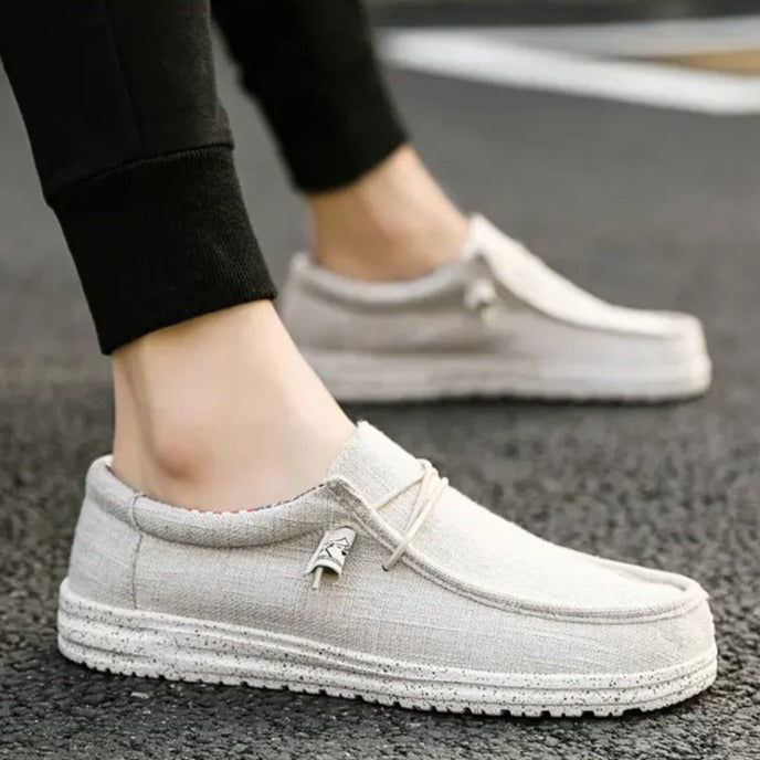 Herrloafers med snörning, sedda i vinkel. Framhäver elegant design och komfortabla vardagsskor.