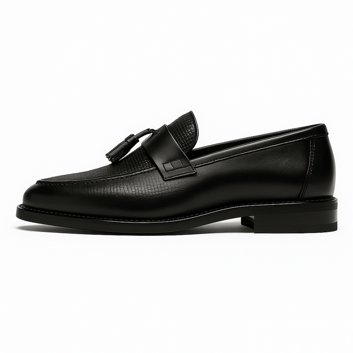 Modeinriktade herrskor, loafers med tofsdetaljer. Idealisk för elegant stil, businessmöten eller sommarfester.