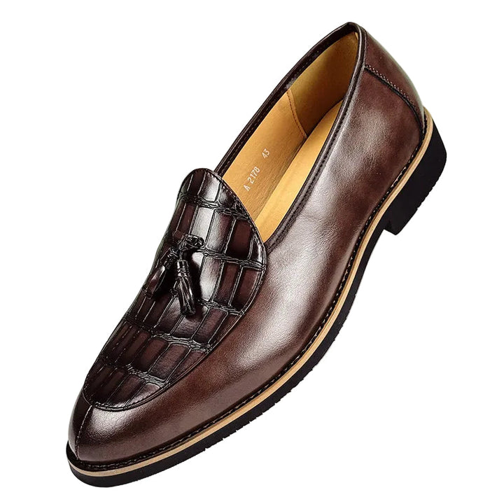 Eleganta herrloafers med tofsar och sofistikerad krokodilprägling, perfekt för formella tillfällen.