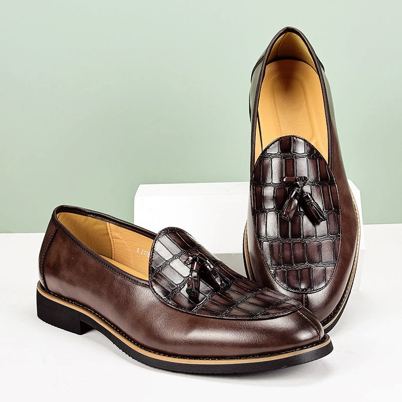 Vita eleganta herrloafers med tofsar och unikt krokodilmönster, perfekta för sommarens stil.
