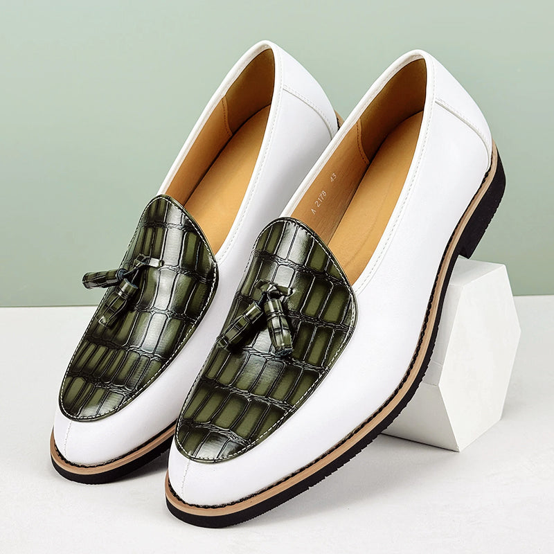 Herrskor i loafermodell med tofsar och krokodilprägling, en tidlös klassiker för den stilmedvetne mannen.
