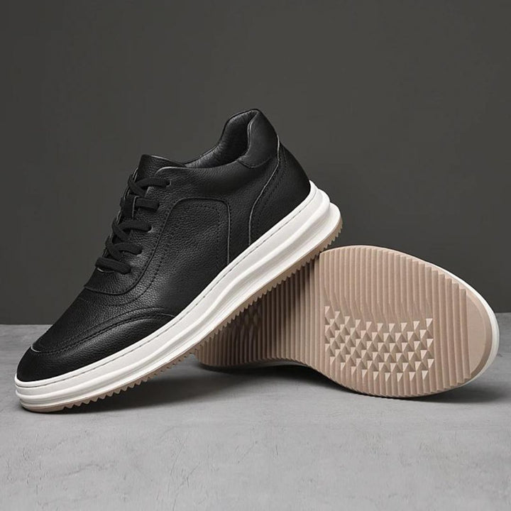 Svarta herrskor i läderstil, minimalistisk design för business casual och eleganta tillfällen.