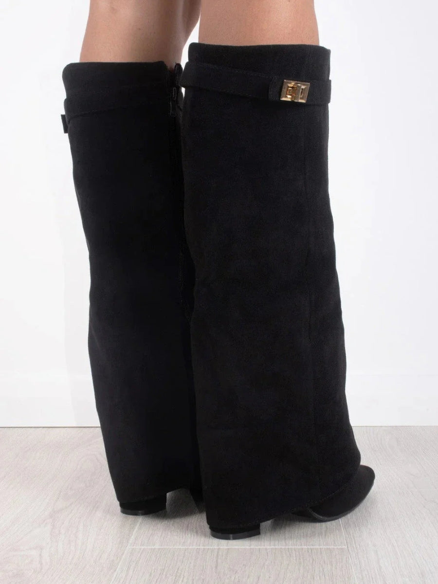 Chic knähög stövel med diskreta gulddetaljer. Perfekt för både eleganta tillfällen och vardagsbruk.