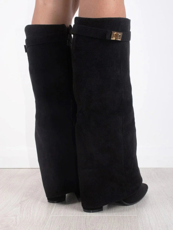 Chic knähög stövel med diskreta gulddetaljer. Perfekt för både eleganta tillfällen och vardagsbruk.