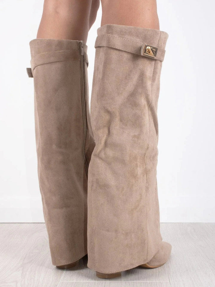 Lyxiga knästövlar med gulddetaljer i läderstil, för en elegant look i alla säsonger.
