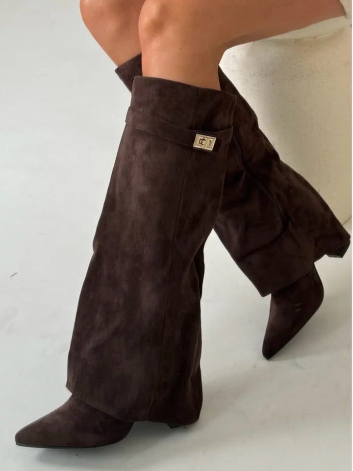 Snygga kvinnors eleganta knästövlar, designade för både stil och komfort med gulddetaljer.