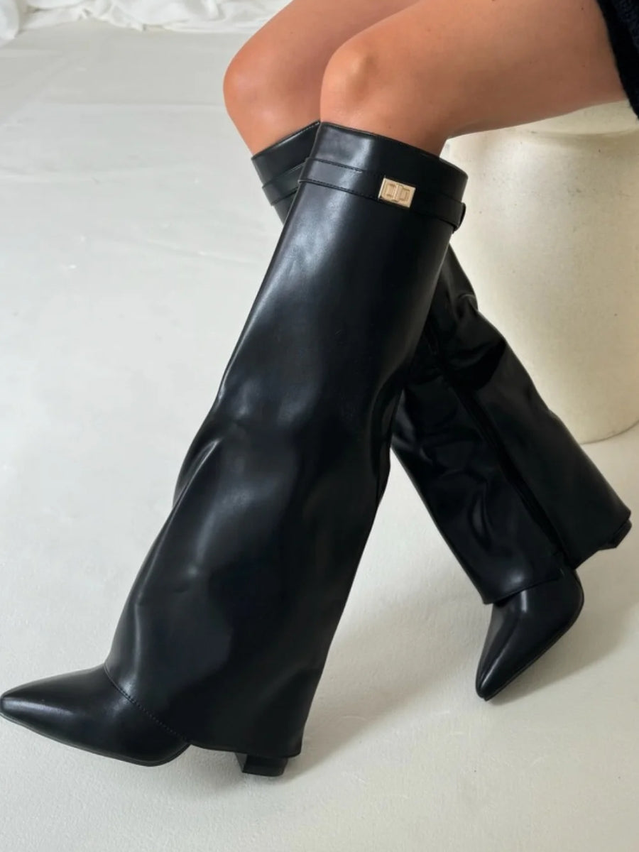 Mode Kvinnors knähöga stövlar med gulddetaljer. En chic och bekväm damstövel för alla tillfällen.