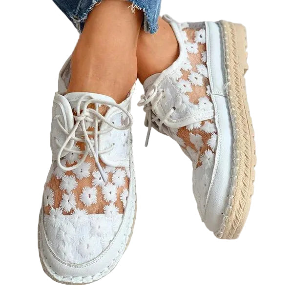 Eleganta kvinnors broderade sneakers i vit färg, perfekta för vardagskomfort och stil.