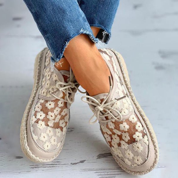 Bekväma damsneakers med eleganta broderier, idealiska för vår- och höstpromenader med stil.