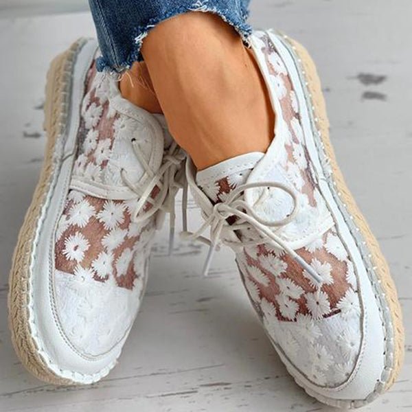Mångsidiga broderade damsneakers som kombinerar komfort och elegans för både vardag och speciella tillfällen.