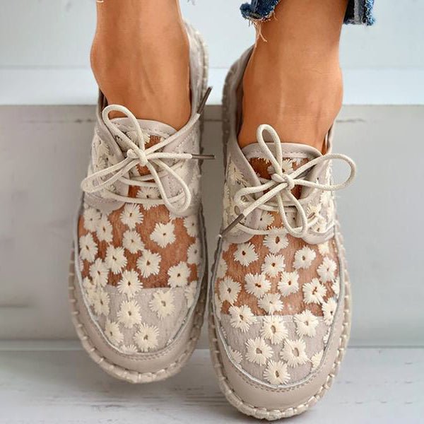 Chic vita broderade kvinnors sneakers, erbjuder komfort och stil för vårens och höstens outfits.