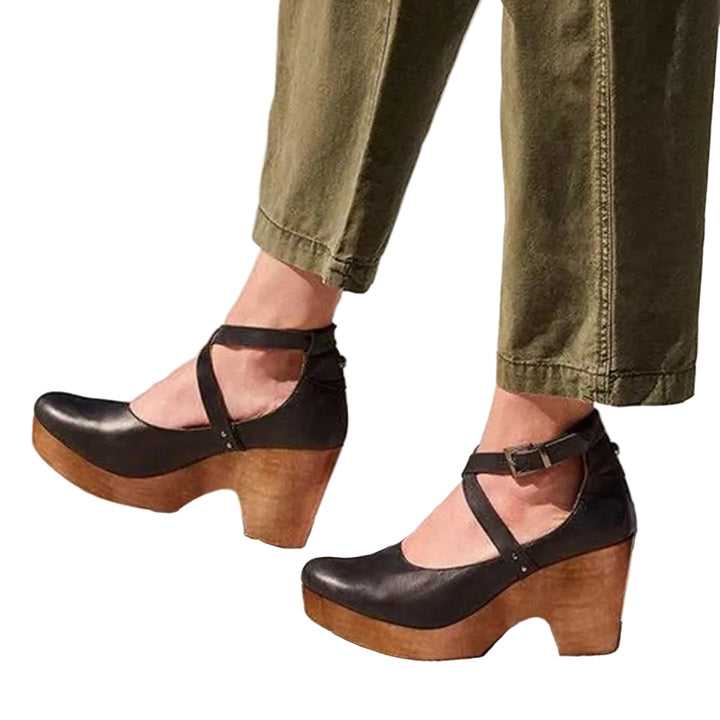 Eleganta kvinnors kilklackar med stängd tå. Bekväma vardagsskor, perfekta för både fest och sommar.