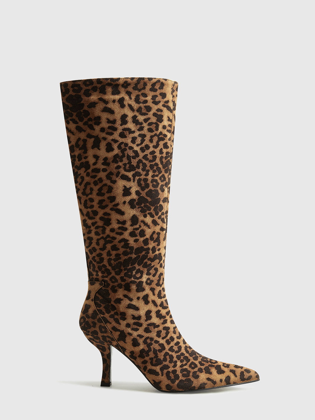 Detaljbild av knähöga leopardstövlar för kvinnor, framhäver spetsig tå. Lyxiga kvinnors skor.