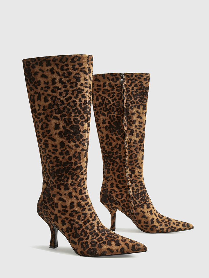 Modeinriktade knähöga stövlar i leopard för kvinnor. Spetsig tå och mellanklack ger elegant stil.