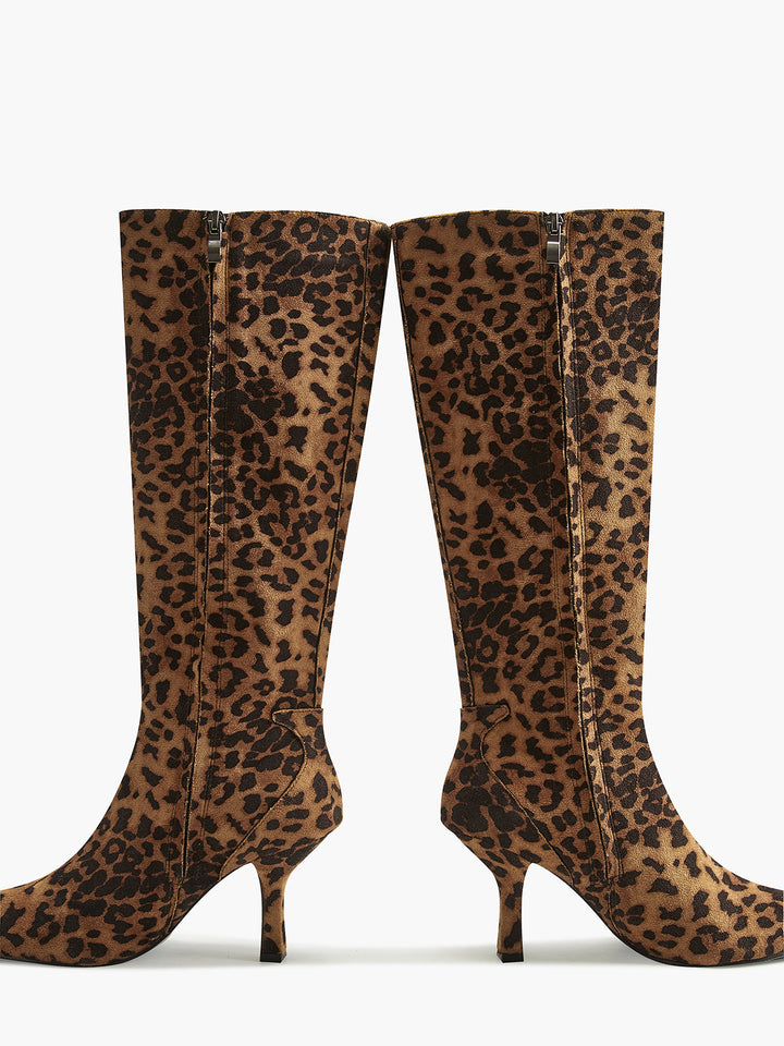 Exklusiva kvinnors knähöga stövlar med iögonfallande leopardmönster och spetsig tå. Modern damsko.