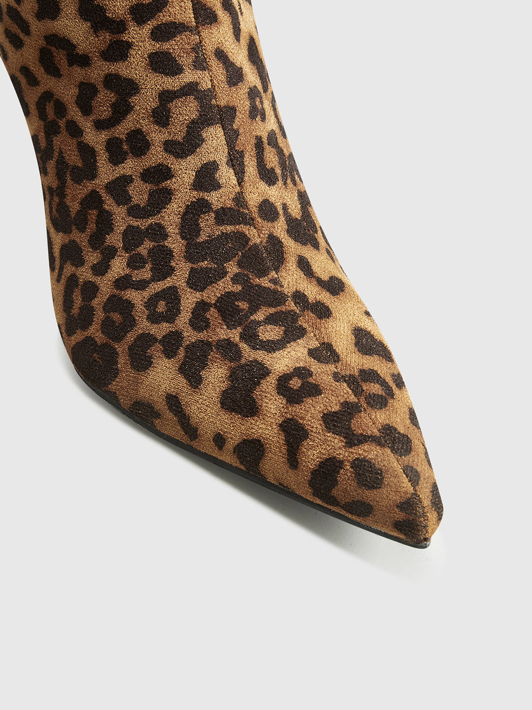 Spetsiga knähöga damstövlar med leopardmönster och mellanklack. Perfekta statement feststövlar.