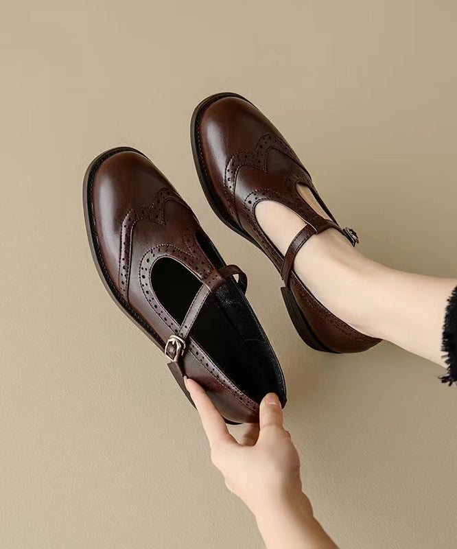 Bekväma bruna kvinnors loafers med splicing detaljer. Perfekta vardagsskor för en stilfull och avslappnad look.