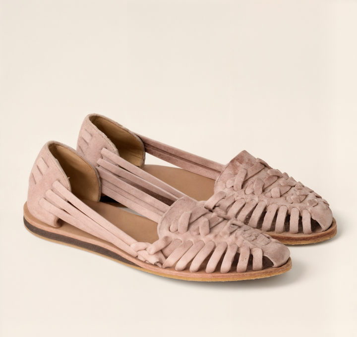 Sköna och eleganta sommarslippers för kvinnor. Ideala bekväma vardagsskor för en stilren look.