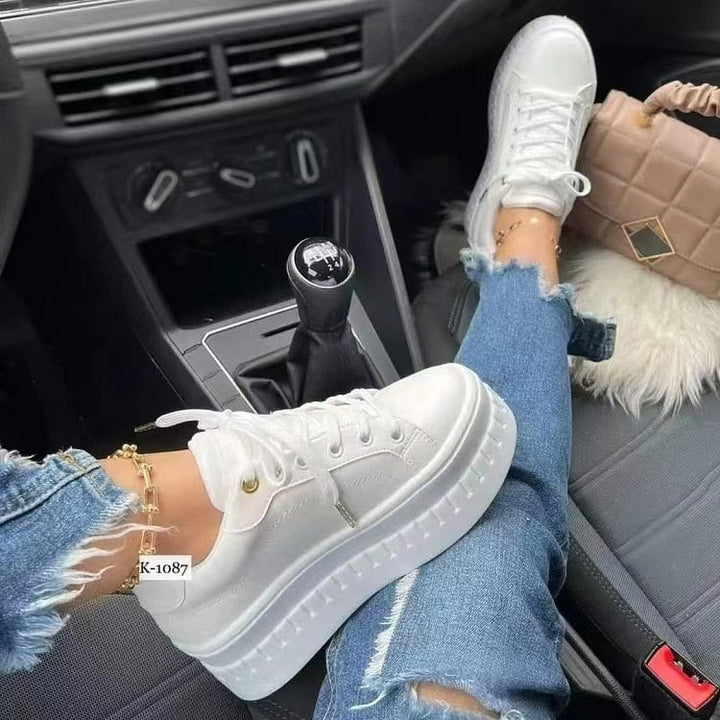 Bekväma trendiga kvinnors skor med elegant sula. Stödjande vardagsskor för höst och vår. Fashionskor.