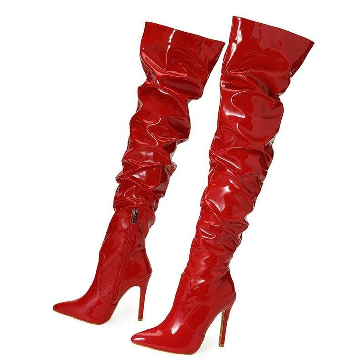 Närbild av den spetsiga tån på svarta damstövlar, över knäet. Chic design för mode-medvetna kvinnor.