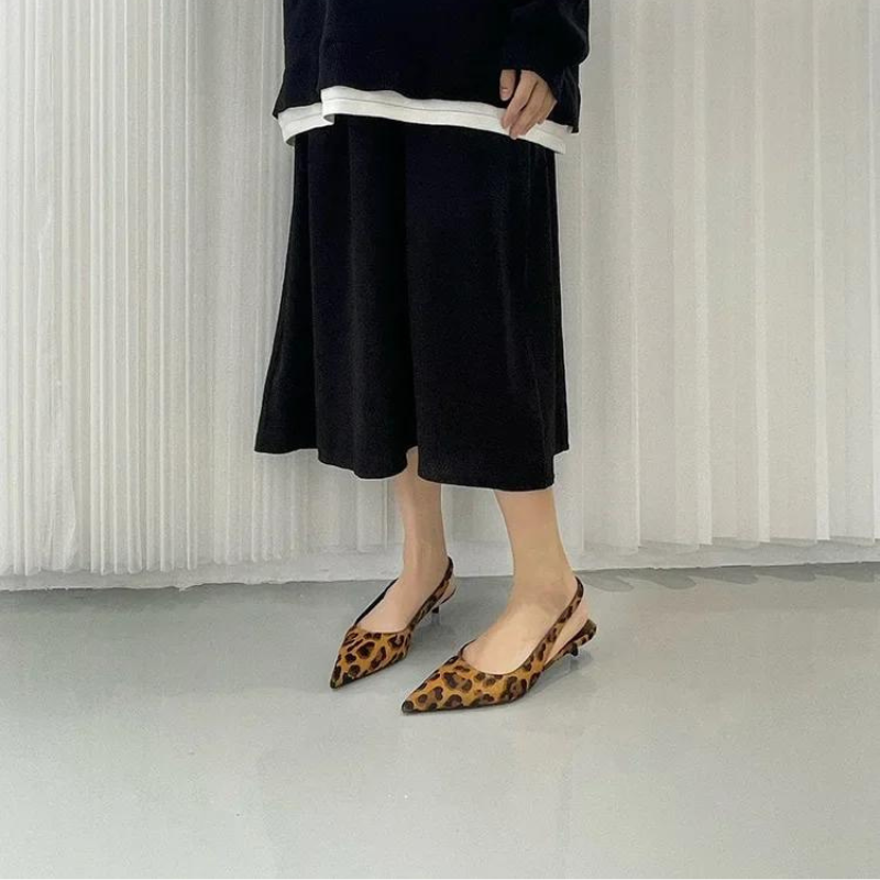 Trendiga damskor med leopardmönster och spetsig tå. Dessa slingback-klackar är eleganta och bekväma.