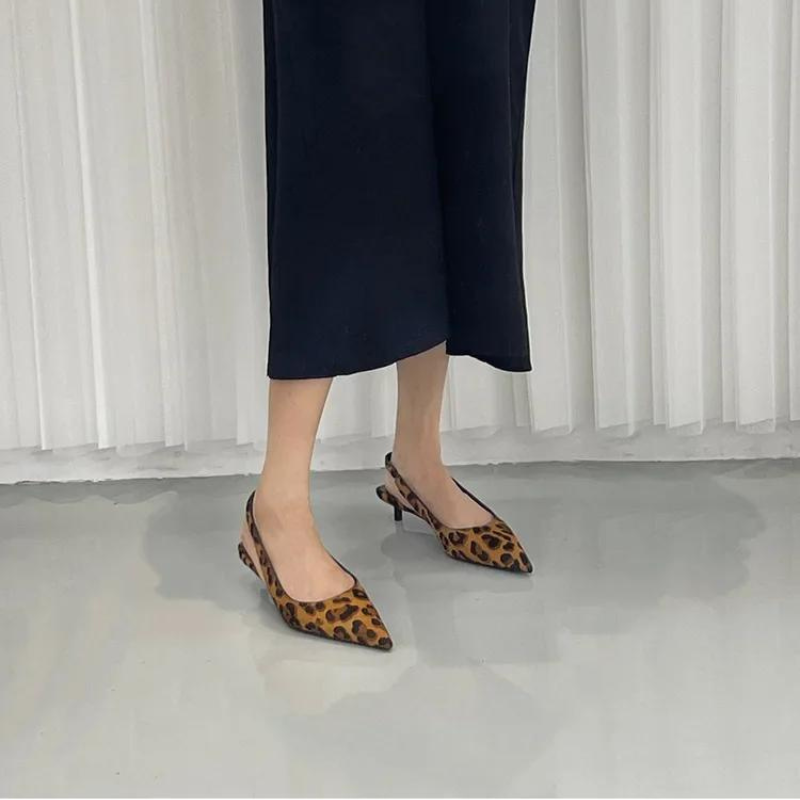 Spetsiga festskor i leopardmönster för kvinnor. Bekväma, eleganta klackar som lyfter din stil.