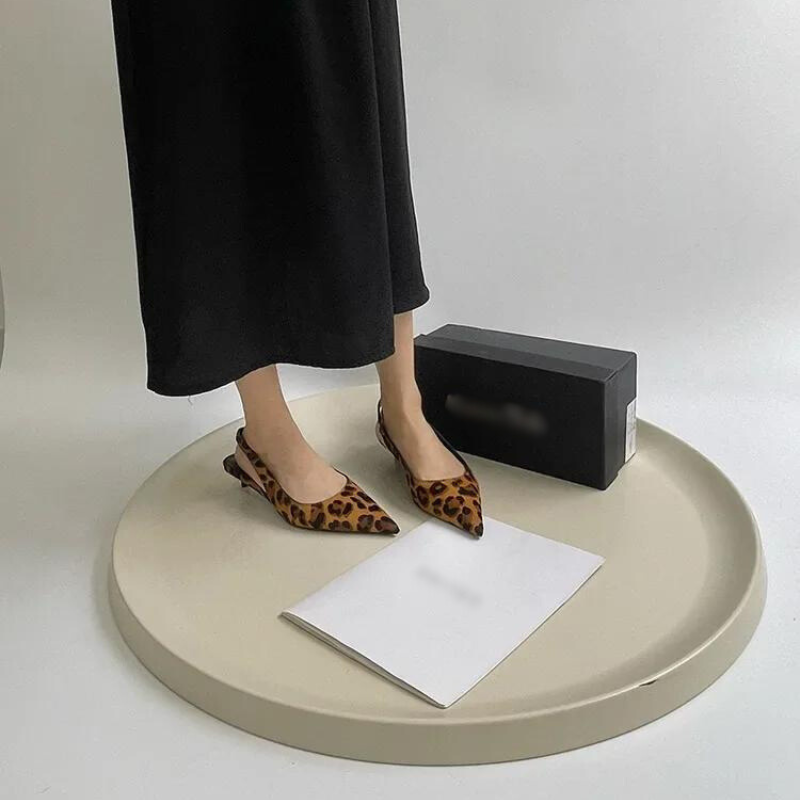 Kvinnors eleganta leopardklackar med bekväm klack och spetsig design. Perfekta modeskor för varje tillfälle.