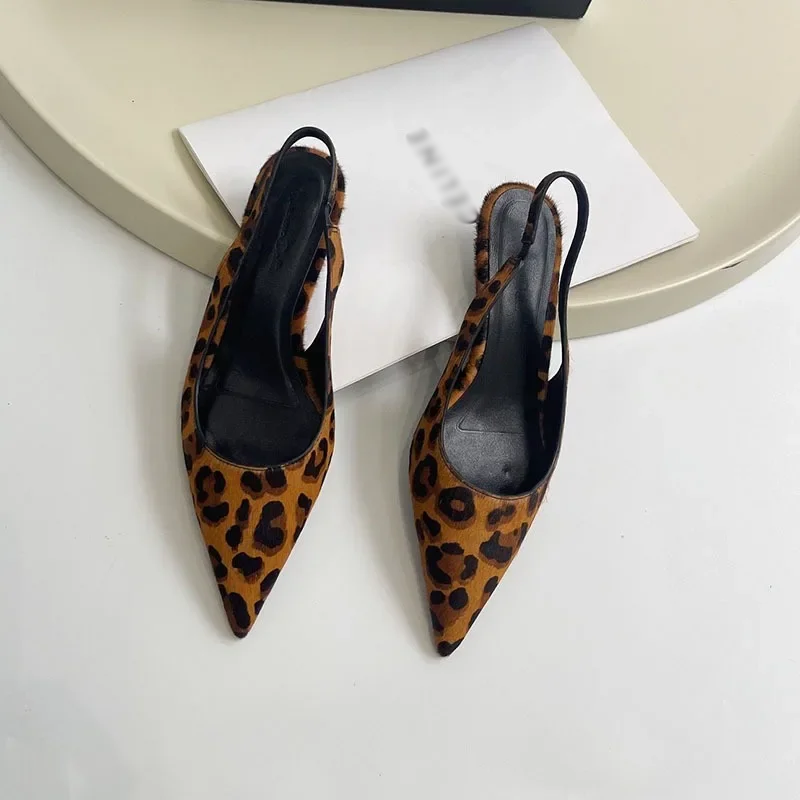 Bekväma slingback-klackar i leopardmönster. Dessa spetsiga damskor är trendiga och eleganta för fest.