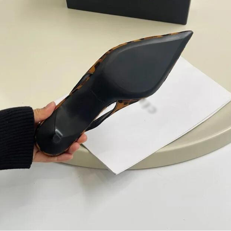 Leopardmönstrade spetsiga klackar för kvinnor. Eleganta, trendiga och bekväma slingback-skor.