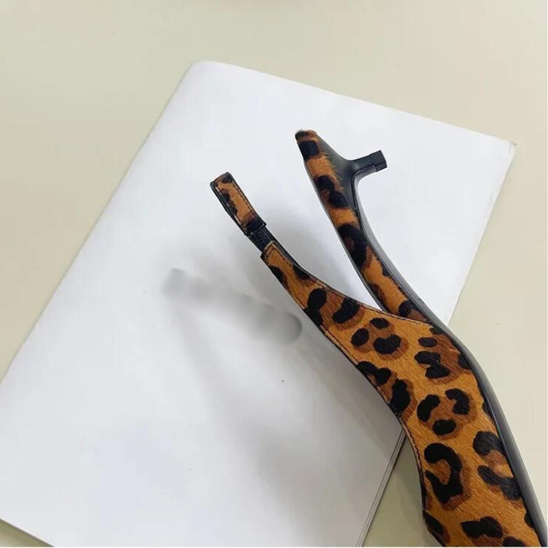 Mode leopardklackar, spetsiga damskor med elegant design. Bekväma festskor som är både trendiga och stilfulla.