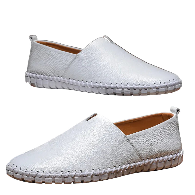 Eleganta loafers för män i klassisk design. Tidlösa slip-on skor som erbjuder komfort för affärs- och fritidsbruk.