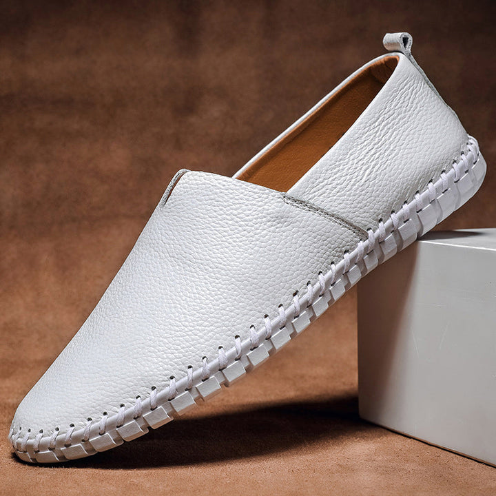Klassiska herrloafers med elegant design. Mångsidiga skor som passar både formella tillfällen och avslappnad stil.