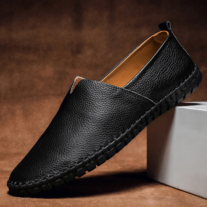 Närbild på eleganta herrloafers som visar detaljer och kvalitet. Komfortabla skor med tidlös stil för män.