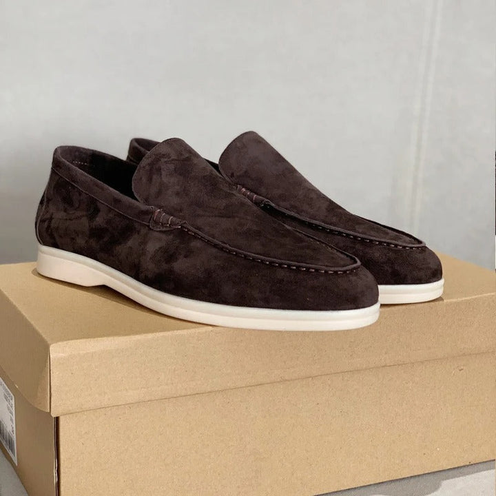Eleganta loafers för män i klassisk slip-on design.