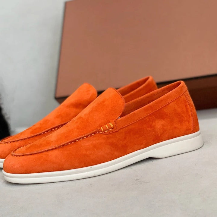 Premium herrloafers i slip-on modell, eleganta och bekväma för alla steg.