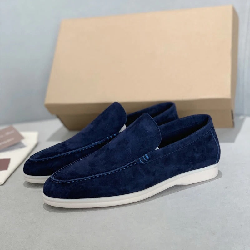 Lätta och bekväma herrloafers, slip-on design för enkelhet och stil.