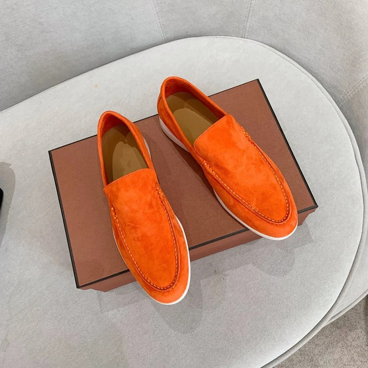Klassiska enfärgade loafers för män, en mångsidig del av varje garderob.