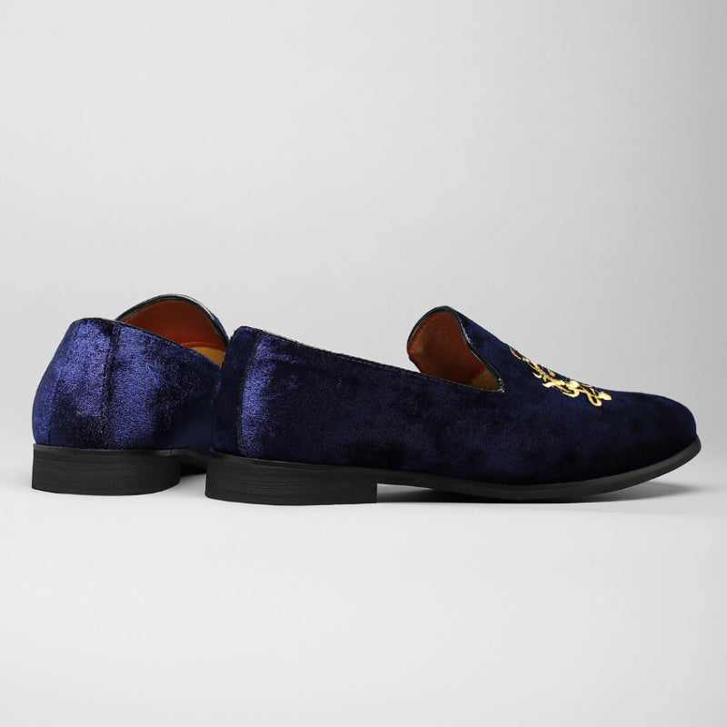 Herrskor: stilrena loafers med röd innersula och gyllene accent. Bekväma sällskapsskor för herr.