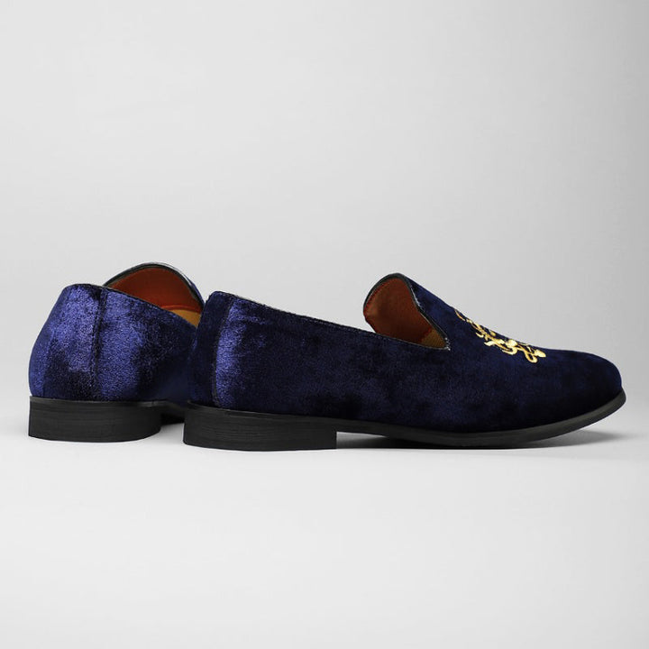 Herrskor: stilrena loafers med röd innersula och gyllene accent. Bekväma sällskapsskor för herr.