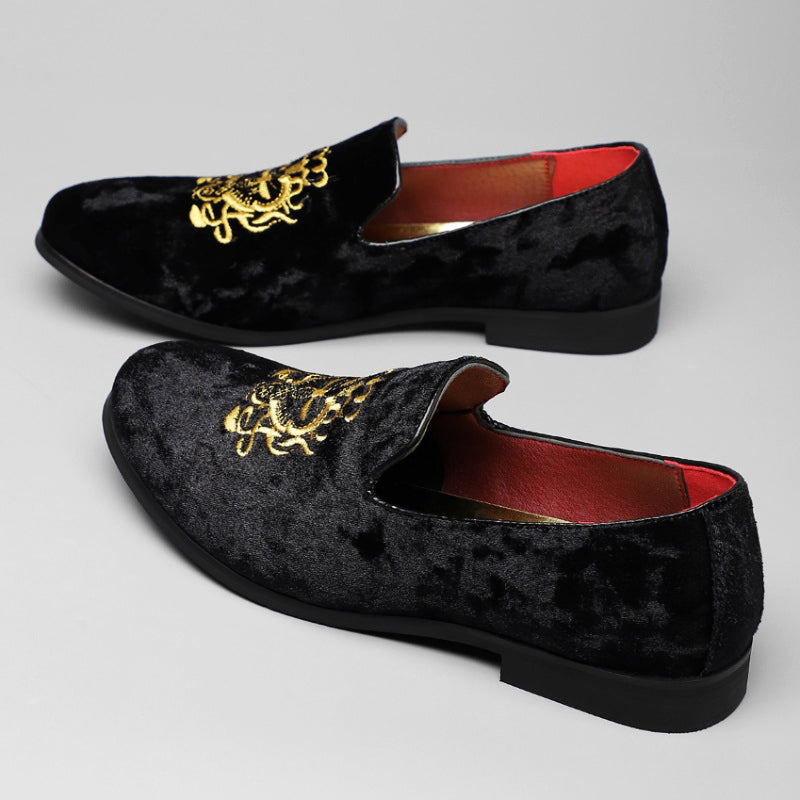 Mäns eleganta slip-on loafers med gyllene detaljer. Slitstarka festskor för herrar, idealiska för kvällsevenemang.