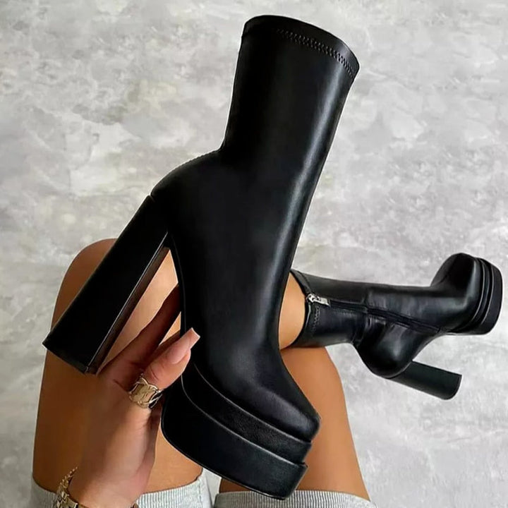 Bekväma svarta plattformsstövlar för kvinnor. Eleganta ankelboots som passar både vardag och fest.