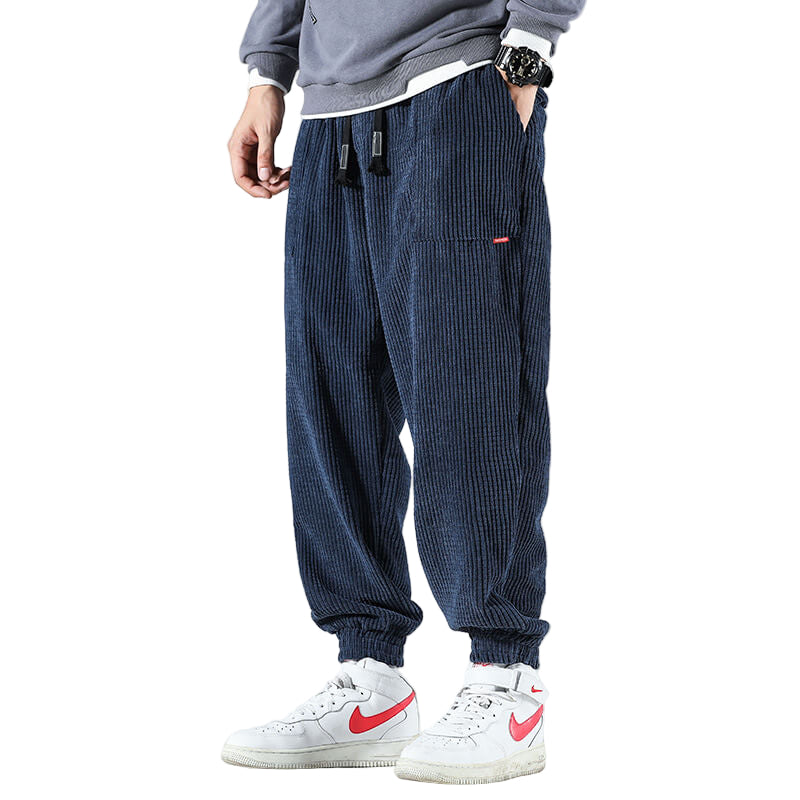 Eleganta, ribbade herrbyxor. Bekväma för smart casual. Moderna fritidsbyxor, perfekta för höst och vinter.